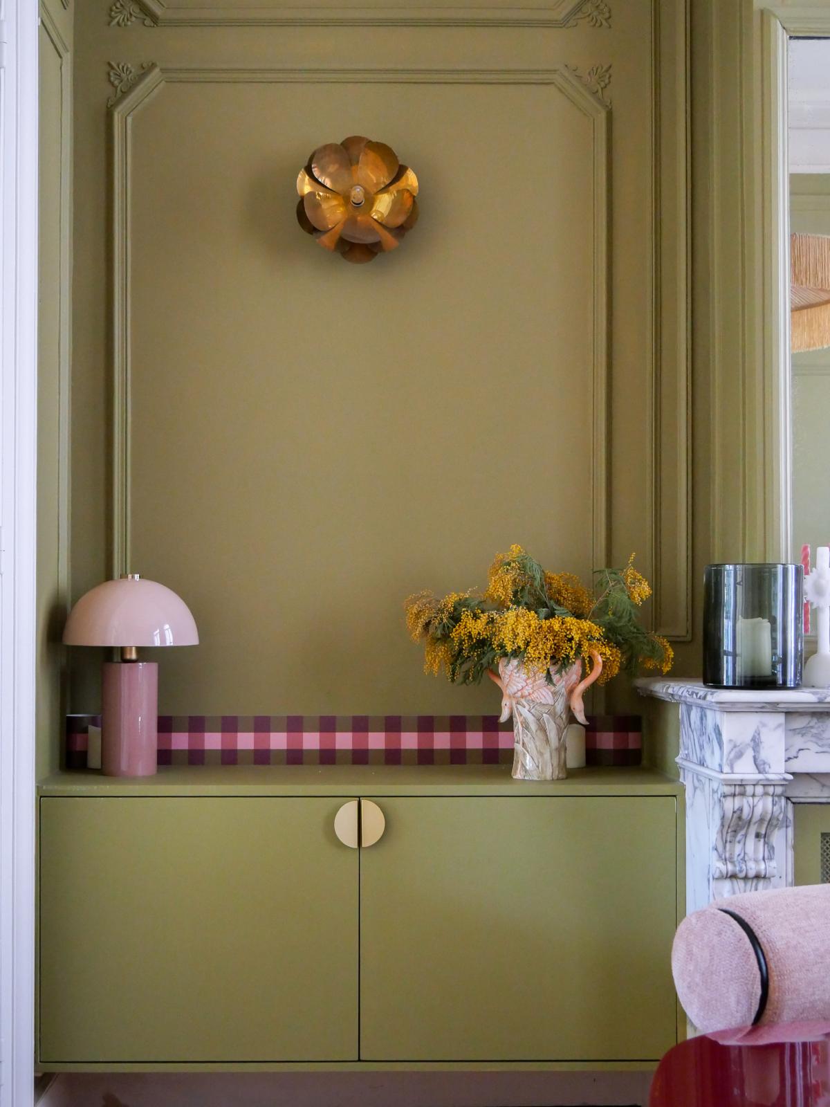 Frise Cadence Bordeaux en bandeau sur bahut vert olive — lampe champignon rose et bouquet de mimosa Bilboquet Déco