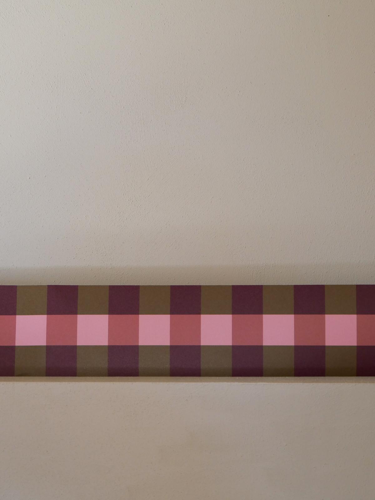 Frise adhésive Cadence Bordeaux posée en bandeau mural — carreaux bordeaux, olive doré et rose poudré Bilboquet Déco, 3 m x 12 cm