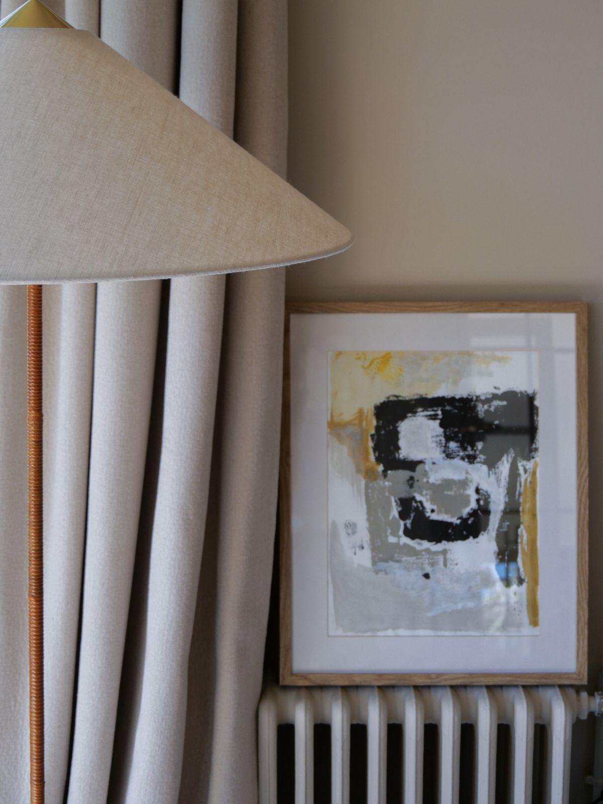 Intérieur aux murs L'air de rien de Bilboquet Deco, greige avec rideaux lin et cadre abstrait