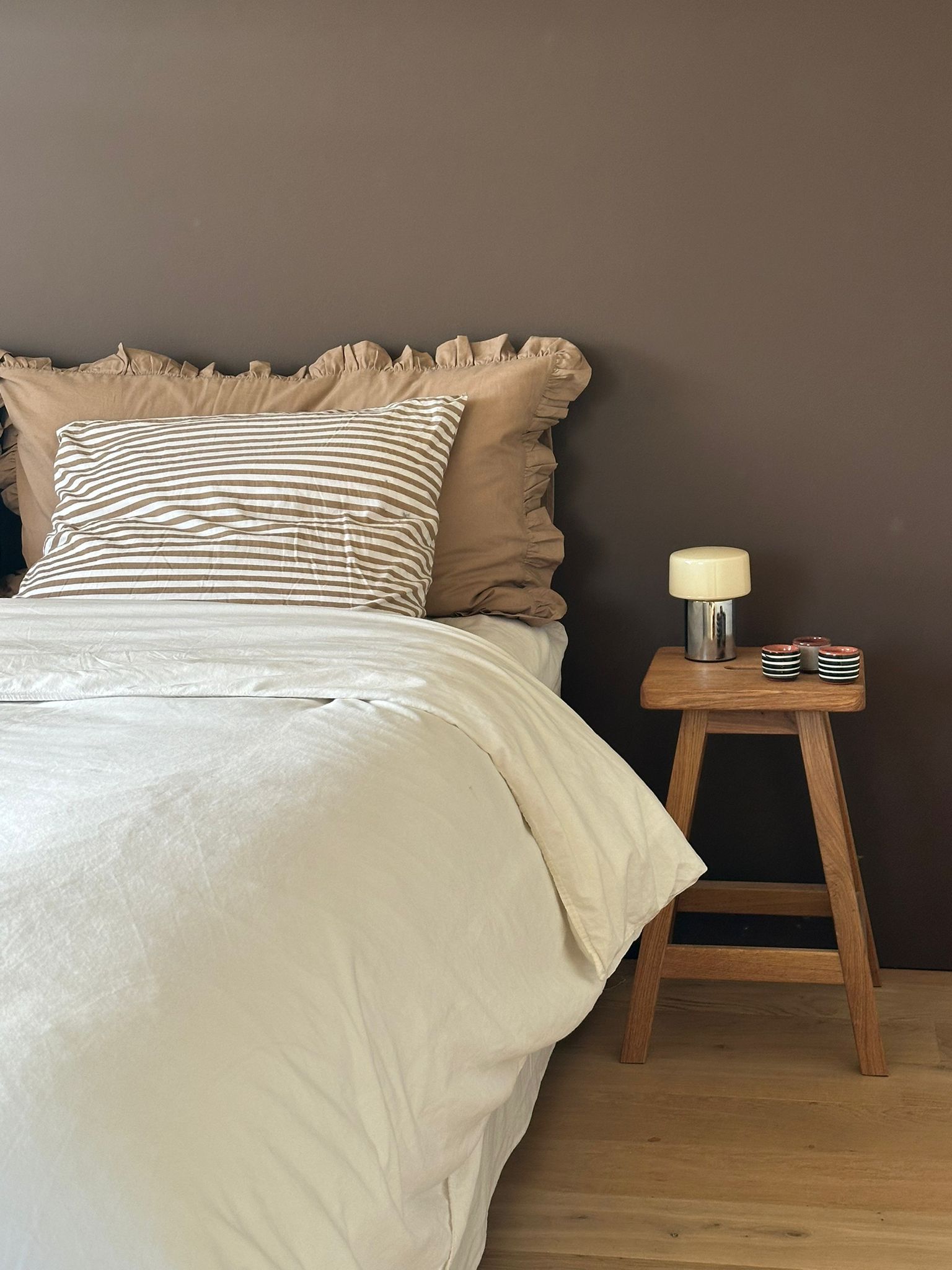 Chambre aux murs Castagnade de Bilboquet Deco, brun taupe avec lit et tabouret bois