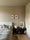 Chambre aux murs Palio de Bilboquet Deco, beige greige avec lit et table basse foncée