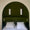 Appliques blanches cylindriques sur mur vert profond et lit blanc — peinture Une petite mousse Bilboquet Deco