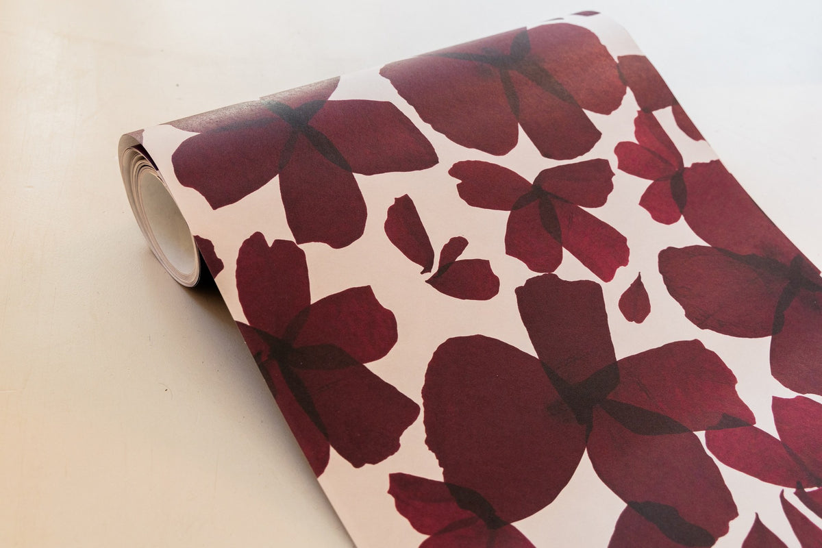 Rouleau de papier peint Les Commères Bordeaux déroulé, motif de fleurs d'hortensia
