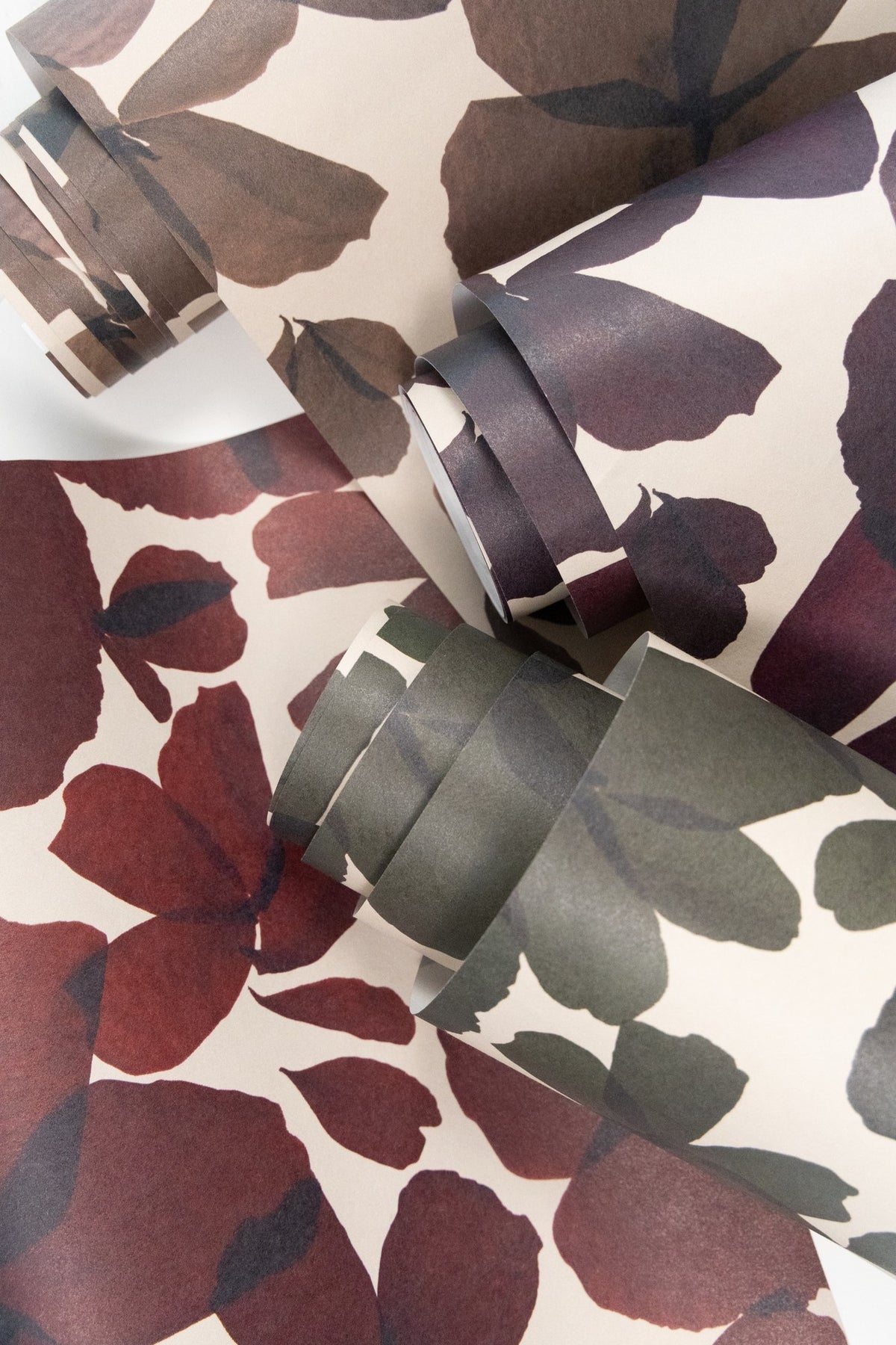 Papier peint Les Commères Bordeaux déplié avec les coloris Kaki, Prune et Tabac