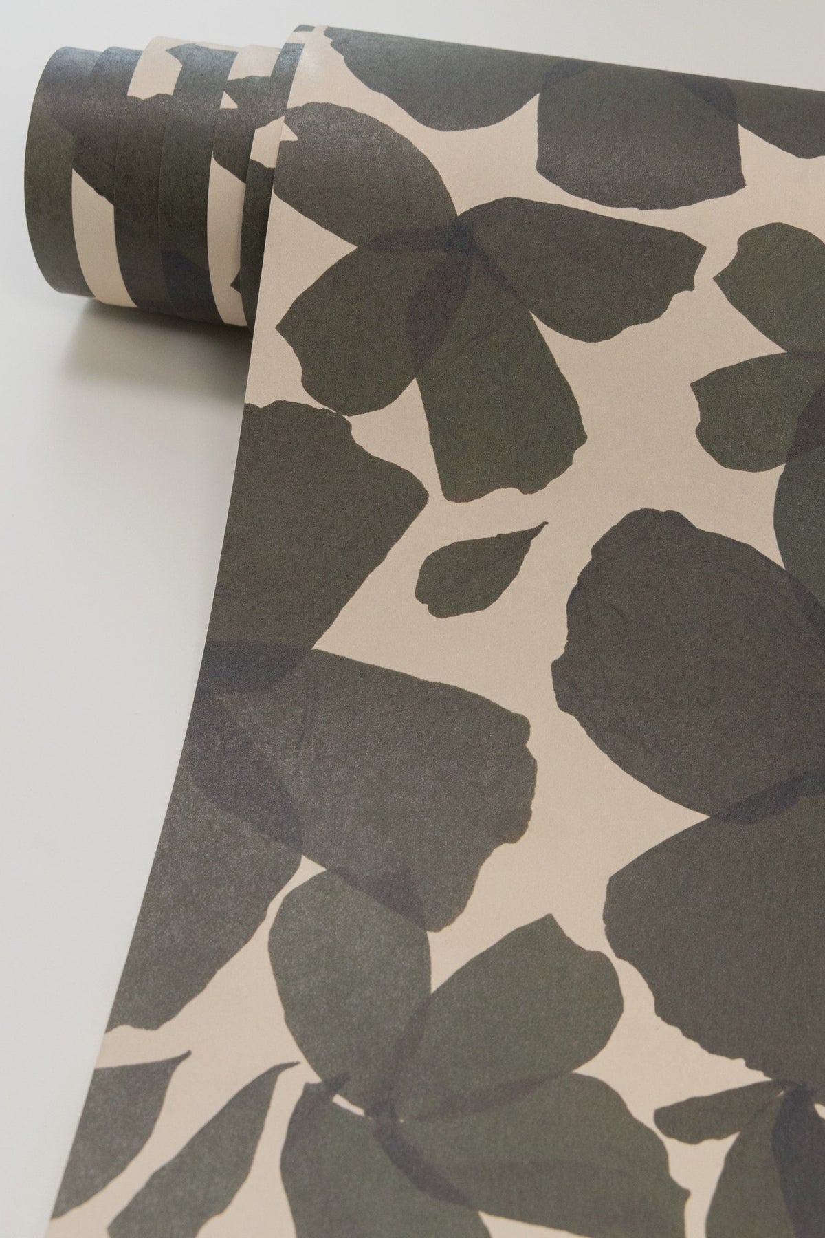 Rouleau de papier peint Les Commères Kaki déroulé, grands pétales d'hortensia vert kaki