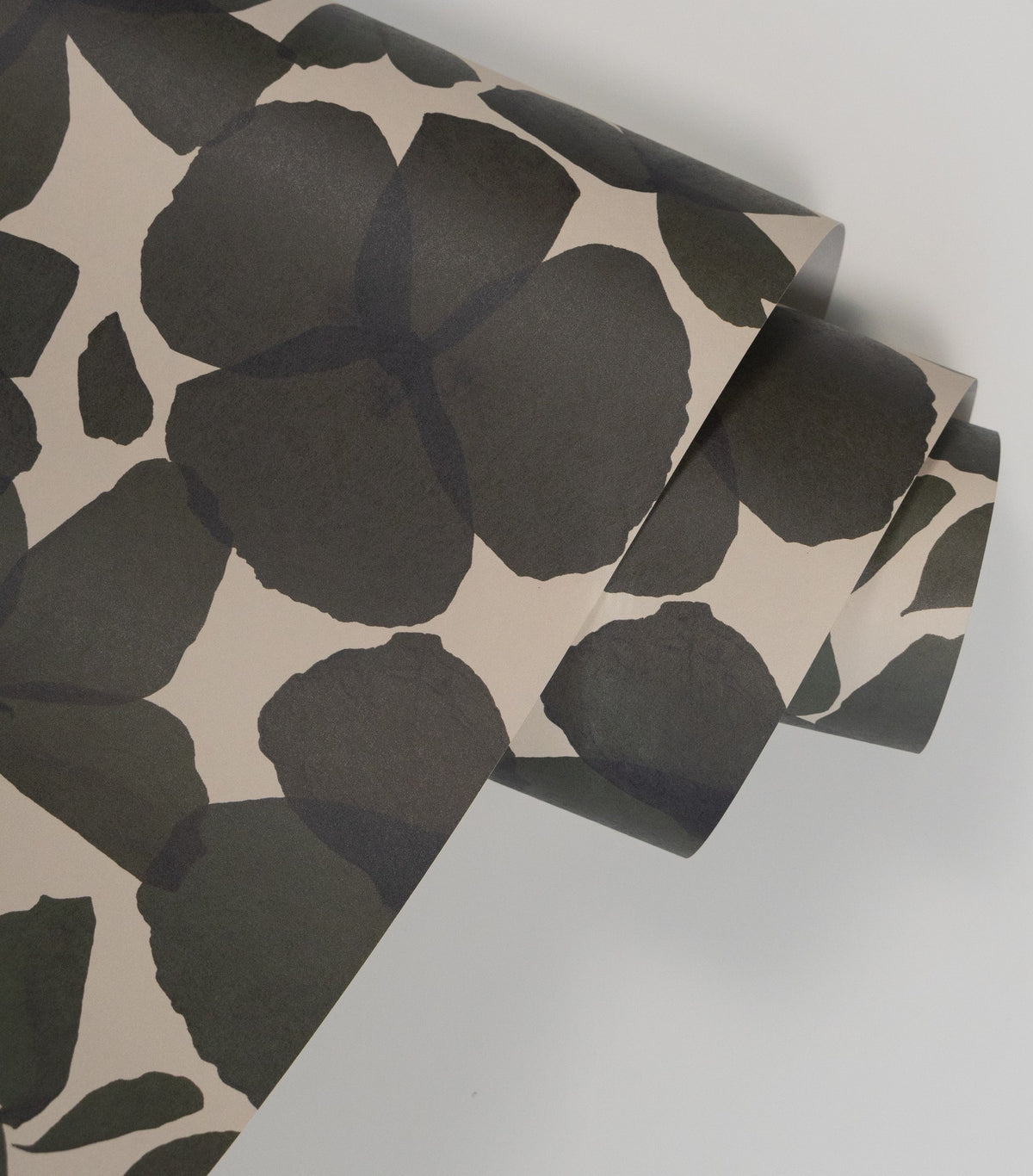 Papier peint Les Commères Kaki en rouleau, motif de fleurs d'hortensia sur fond greige