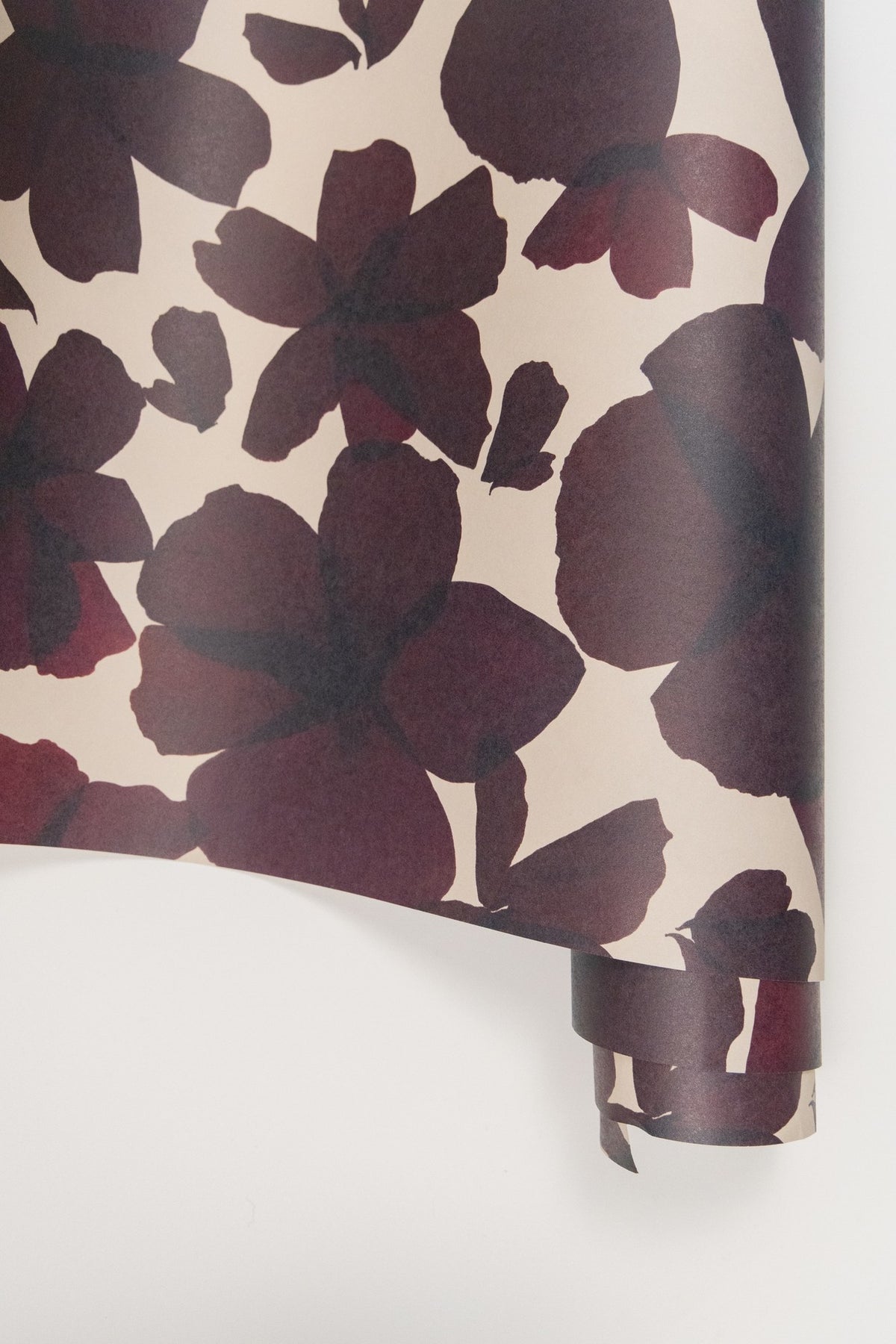 Rouleau de papier peint Les Commères Prune déroulé, motif de fleurs d'hortensia