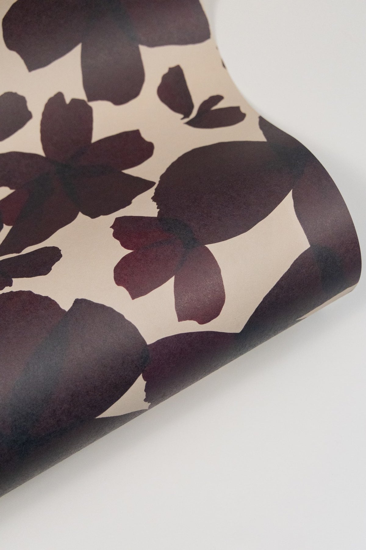 Gros plan du papier peint Les Commères Prune, pétales d'hortensia en transparence