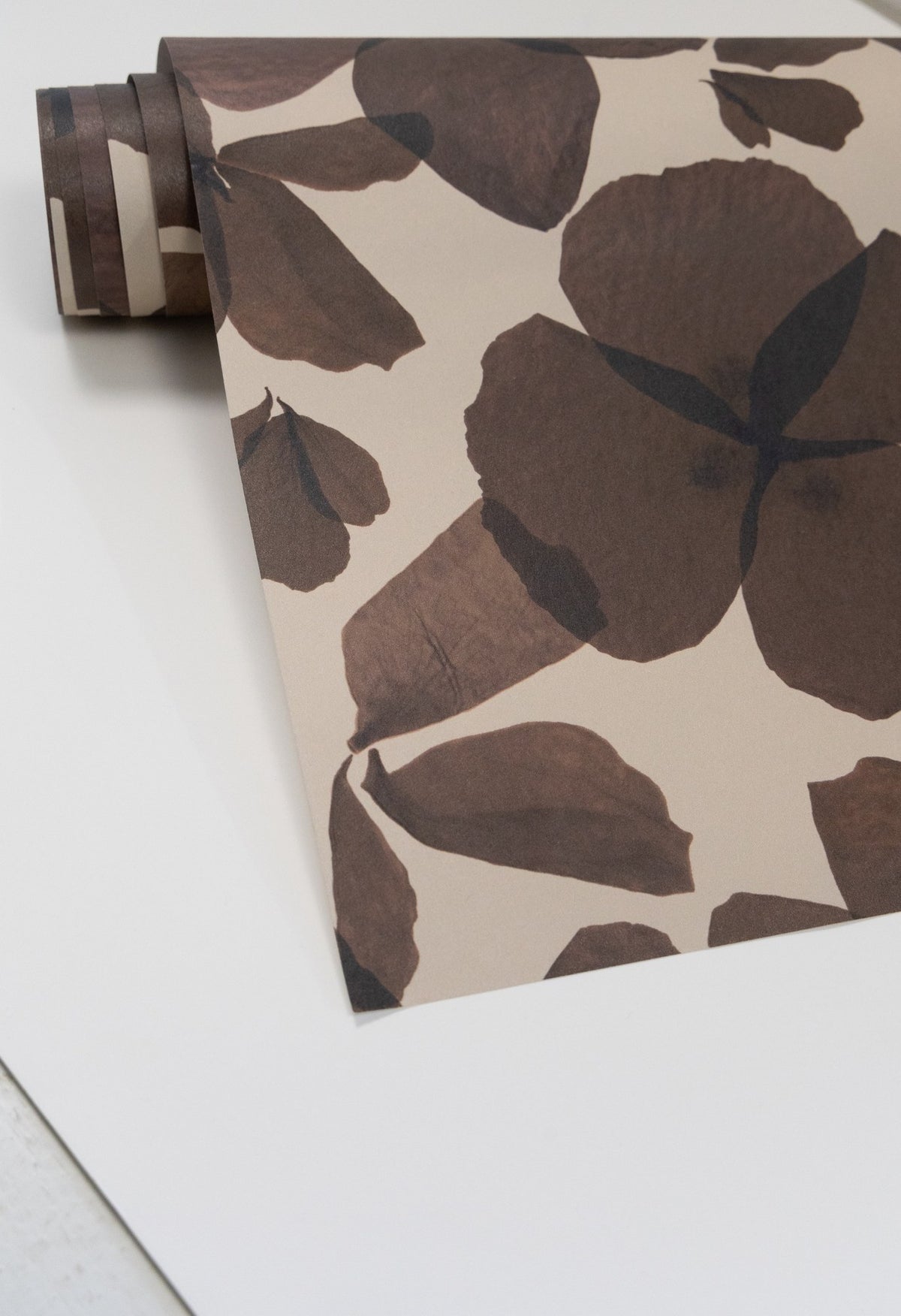 Rouleau de papier peint Les Commères Tabac déroulé, grands pétales d'hortensia brun