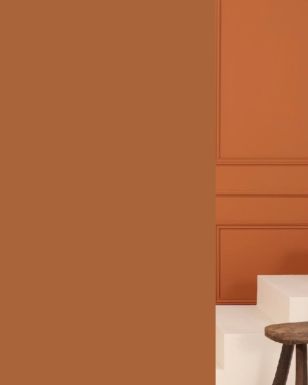 Échantillon de peinture Coup de foudre Bilboquet Deco, orange terracotta présenté dans un intérieur à moulures