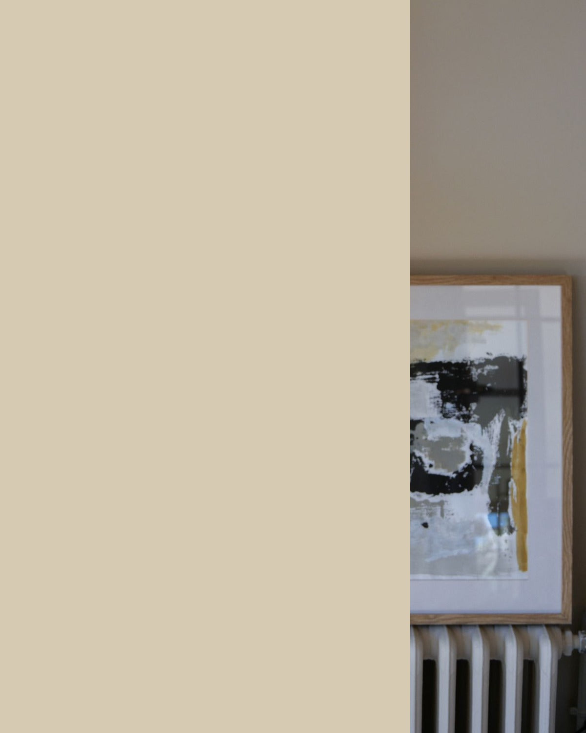 Échantillon de peinture L'air de rien Bilboquet Deco, greige présenté dans un intérieur feutré