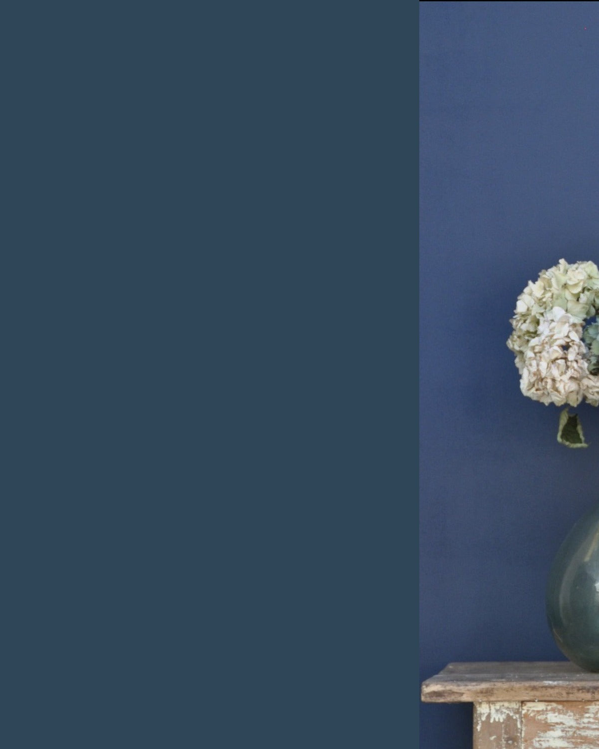 Échantillon de peinture Œil au beurre noir Bilboquet Deco, bleu profond présenté dans un intérieur