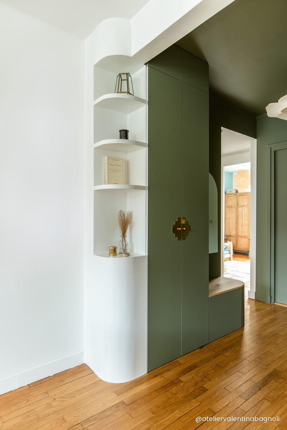 Entrée en enfilade peinte en vert sauge avec étagères blanches intégrées — projet Atelier Valentina Bagnoli