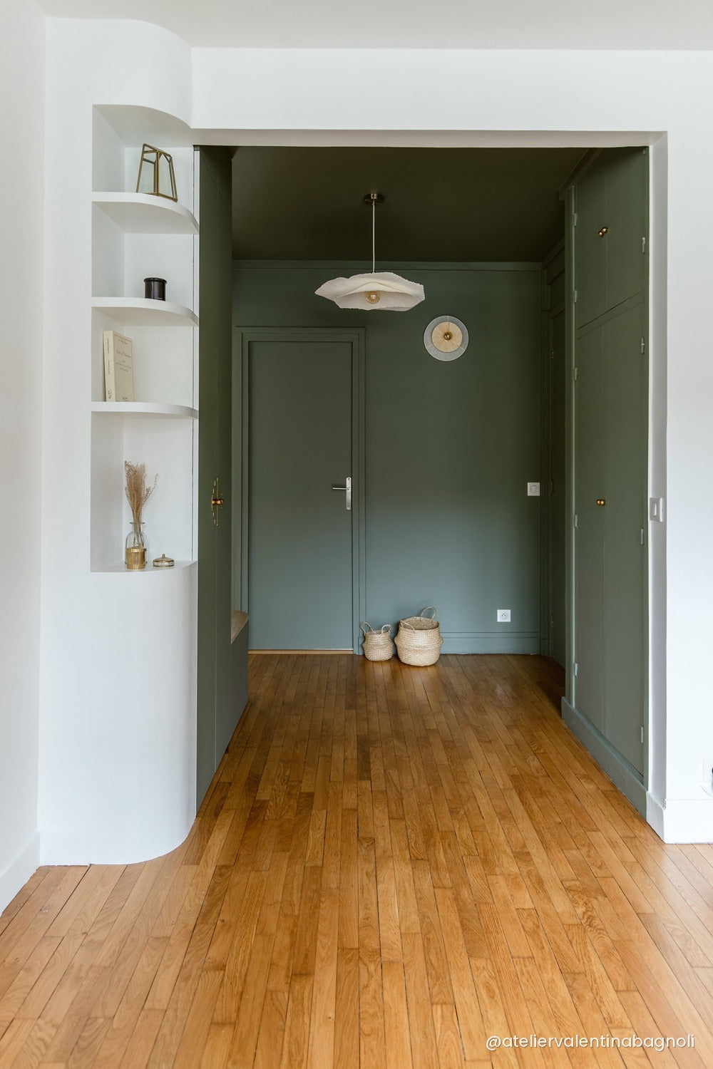 Niche décorative blanche ouvrant sur un couloir vert sauge — projet Atelier Valentina Bagnoli