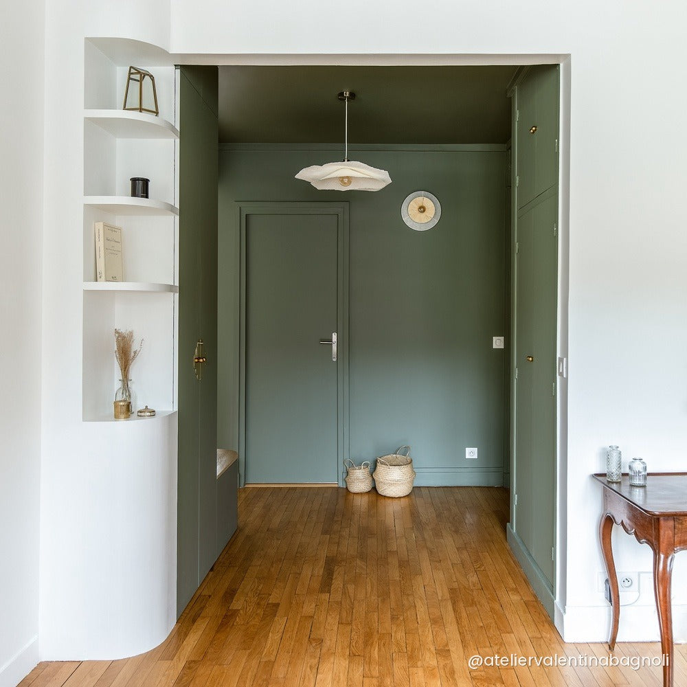 Entrée avec placard sur-mesure vert sauge, miroir en arche et banc en bois — projet Atelier Valentina Bagnoli