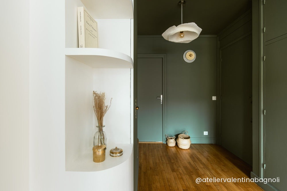 Vue d'ensemble d'une entrée vert sauge avec suspension décorative — projet Atelier Valentina Bagnoli