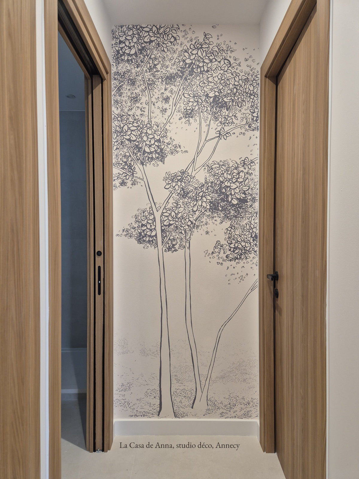 Papier peint panoramique Été indien au fond d'un couloir, grands arbres dessinés entre deux portes en bois, par La Casa de Anna