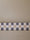 Frise Cadence Camel & Ardoise installée en bandeau mural, damier ardoise, camel et crème — Bilboquet Déco
