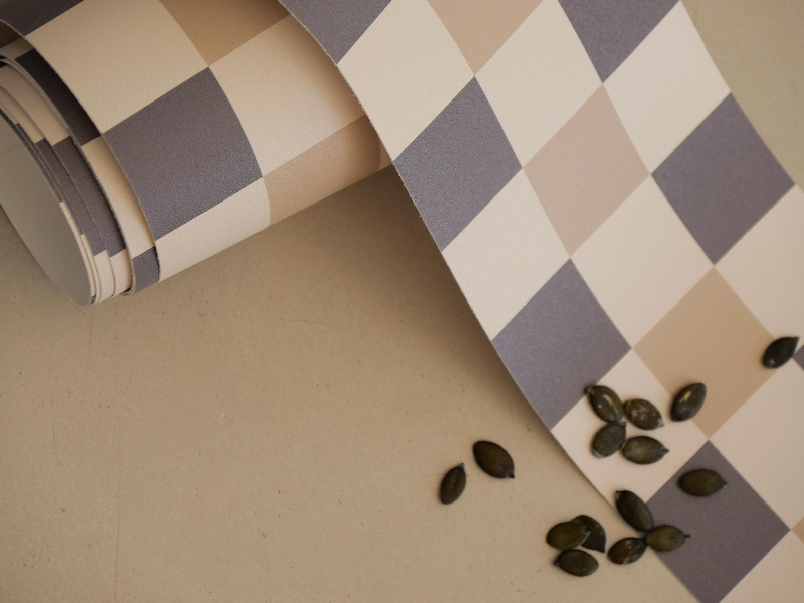 Zoom sur la frise Cadence Camel & Ardoise déroulée, damier ardoise, camel et crème — Bilboquet Déco
