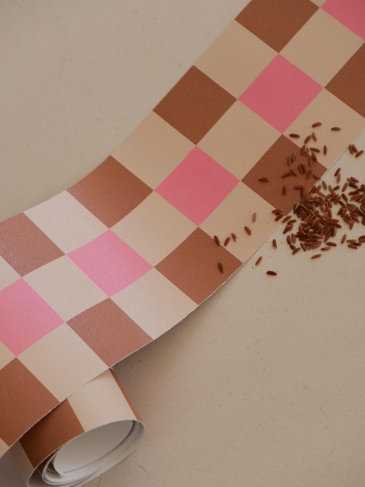 Zoom sur la frise Cadence Rose, damier camel, rose vif et crème — Bilboquet Déco