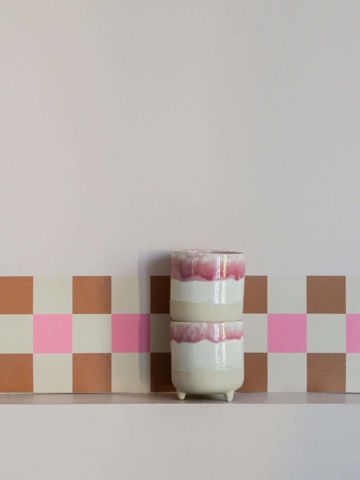 Zoom sur le damier de la frise Cadence Rose, camel, rose vif et crème — Bilboquet Déco