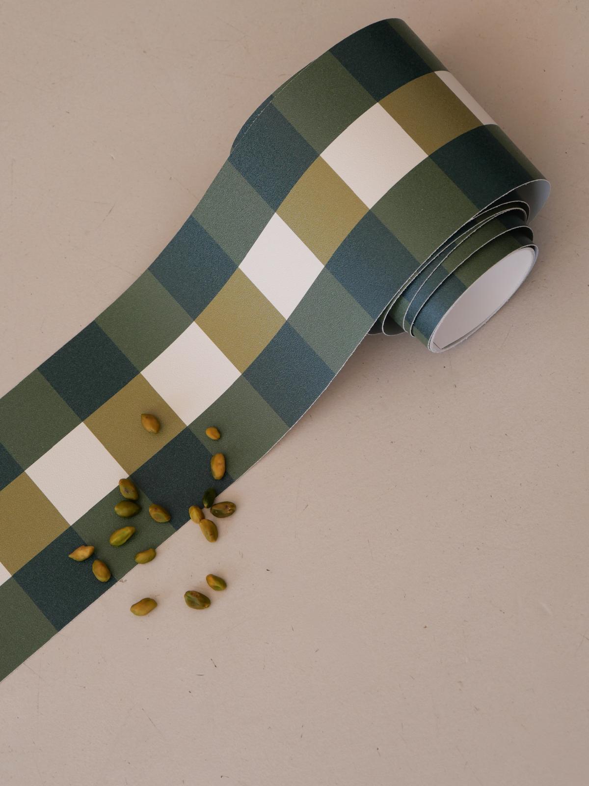 Zoom sur la frise Cadence Vert en rouleau, damier vert sapin, vert olive et blanc — Bilboquet Déco
