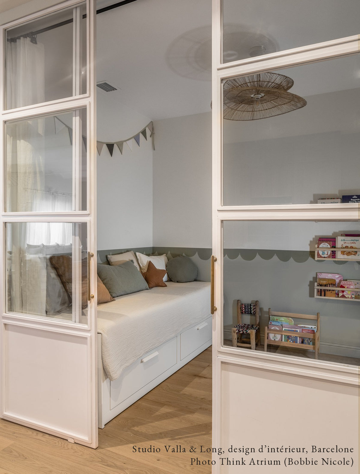 Frise festonnée Petit Beurre Vert Bilboquet Déco en soubassement dans une chambre d'enfant avec verrière, projet Studio Valla & Long à Barcelone