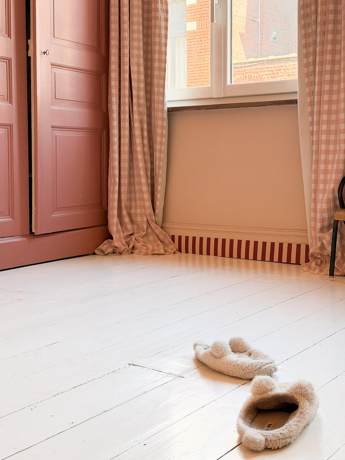 Frise Tempo Framboise posée en plinthe le long d'un mur, rayures framboise et crème — Bilboquet Déco