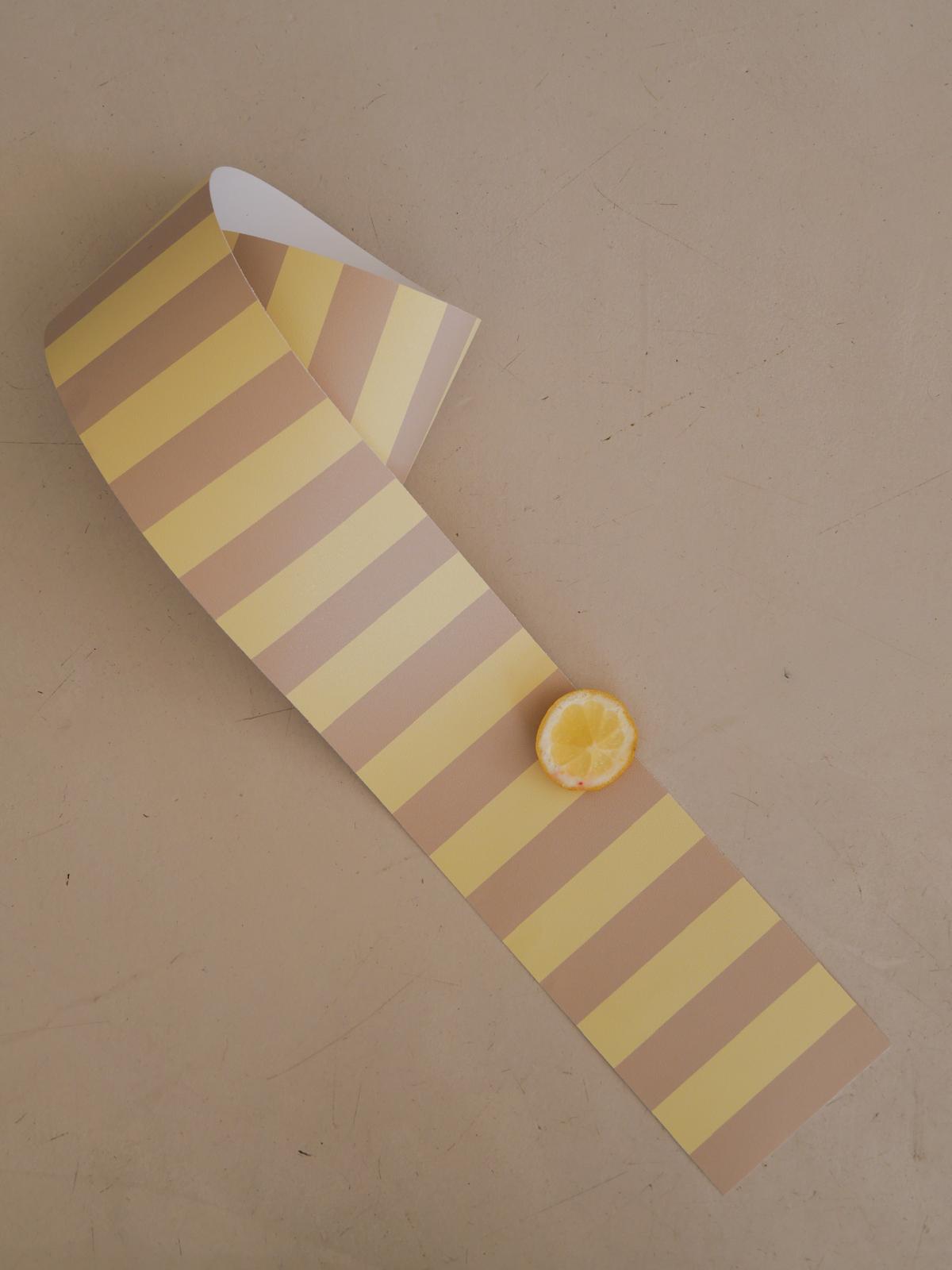 Rouleau de la frise Tempo Jaune, rayures jaune pâle et sable — Bilboquet Déco