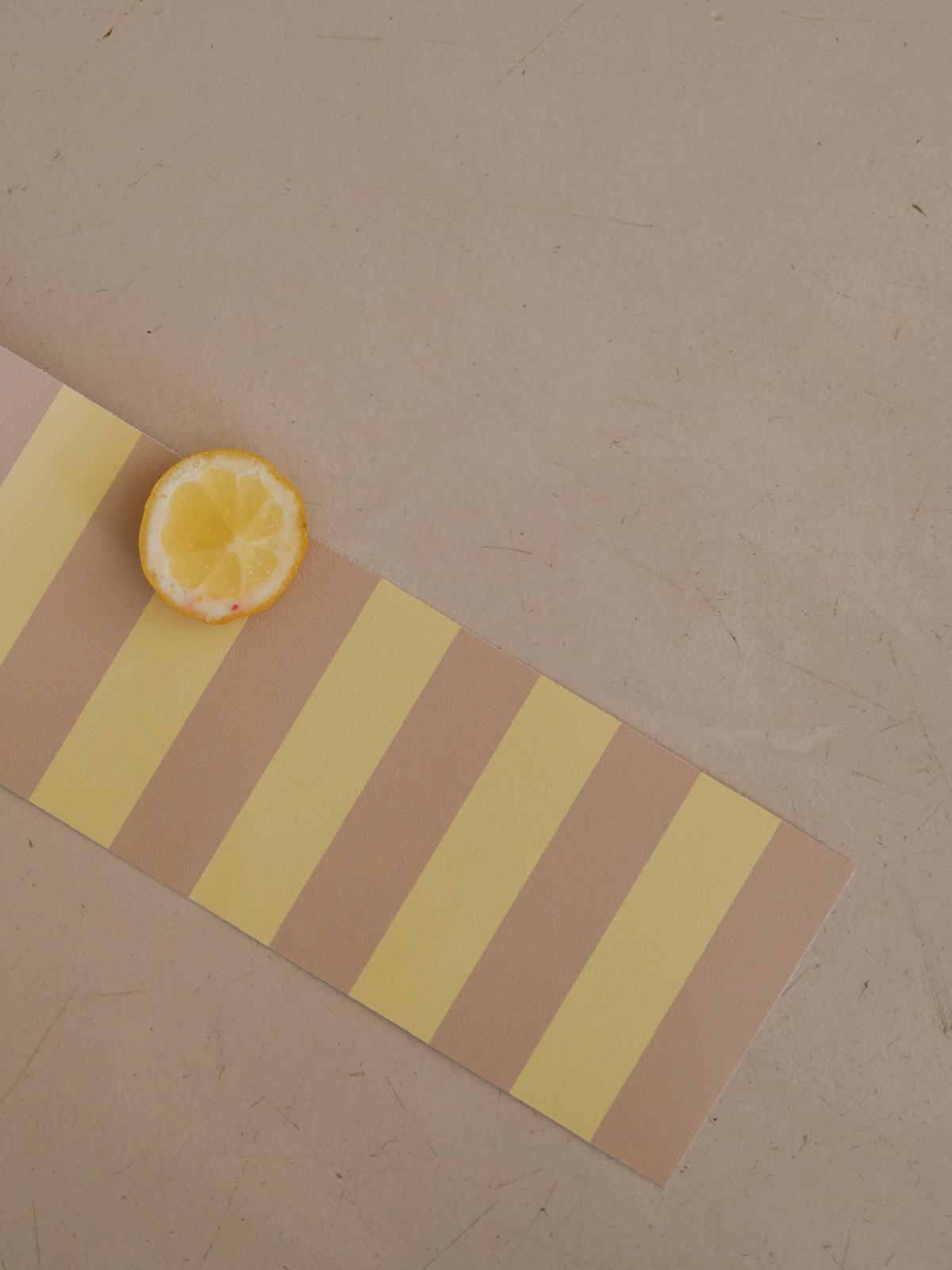 Zoom rouleau de la frise Tempo Jaune, rayures jaune pâle et sable — Bilboquet Déco
