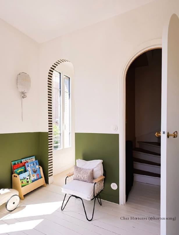 Frise Tempo Noir & Écru Bilboquet Déco posée autour d'une fenêtre en arche dans une chambre d'enfant, murs blanc et vert