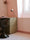 Frise Tempo Rose installée en plinthe dans une chambre rose poudré, rayures rose vif et crème — Bilboquet Déco