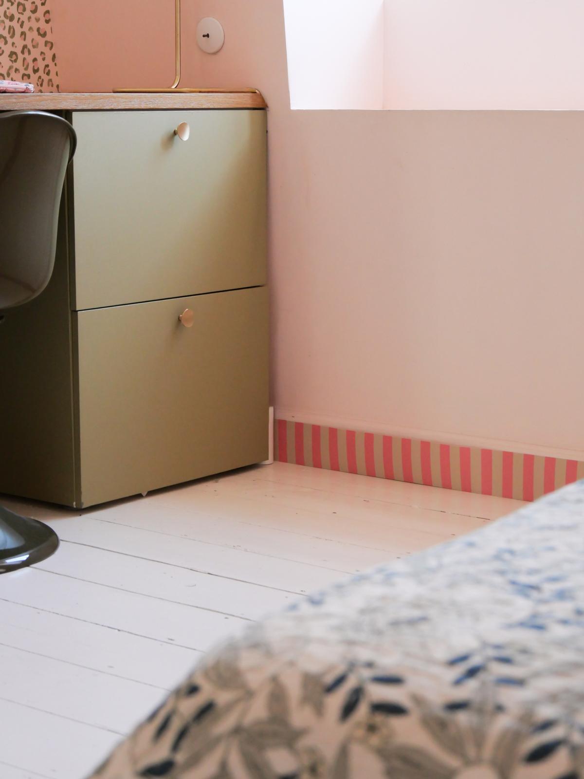 Frise Tempo Rose posée en plinthe, rayures rose vif et crème — Bilboquet Déco