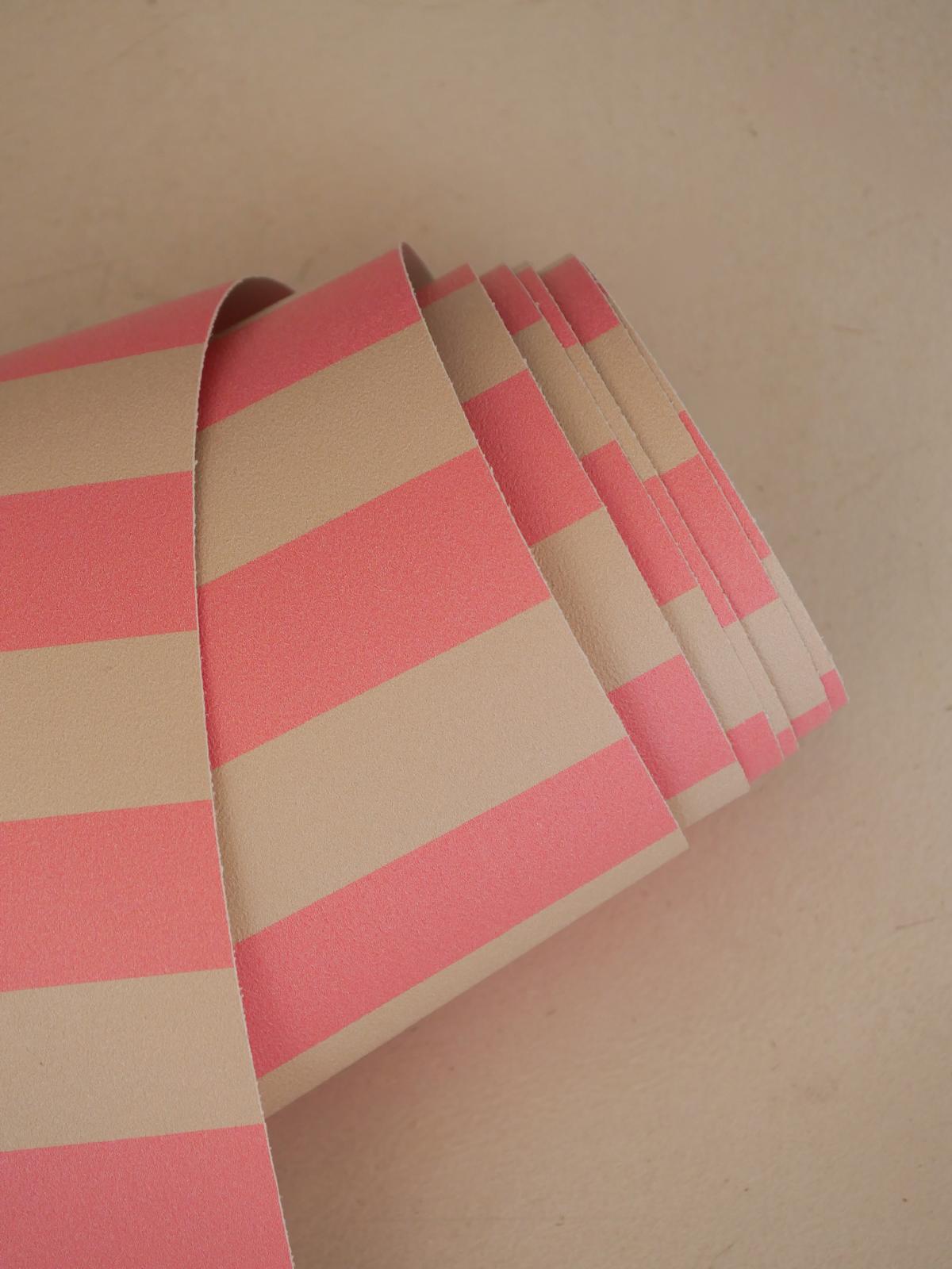 Zoom sur la frise Tempo Rose, rayures rose vif et crème — Bilboquet Déco
