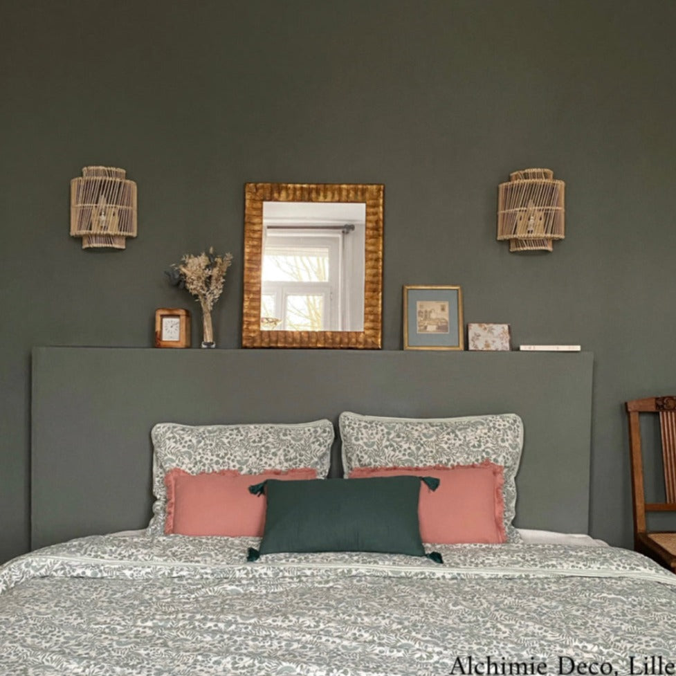 Chambre aux murs Pique-nique de Bilboquet Deco, vert kaki avec linge de lit fleuri et coussins terracotta