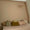 Chambre aux murs Mimi cracra de Bilboquet Deco, beige rosé avec lit et coussins colorés