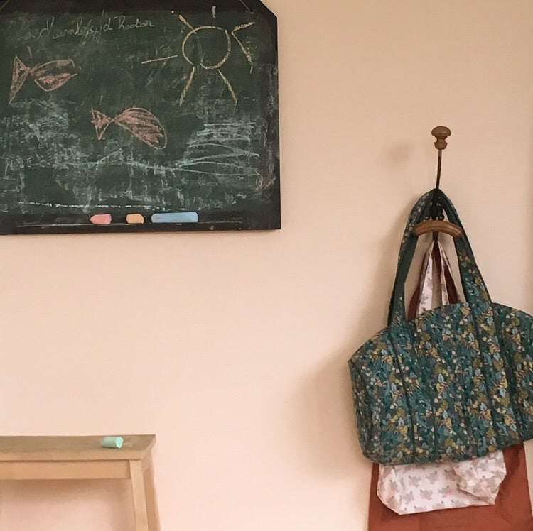 Intérieur aux murs Papote entre filles de Bilboquet Deco, rose blush avec tableau d'écolier et sac fleuri
