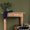 Intérieur aux murs Classe verte de Bilboquet Deco, vert olive avec table ancienne et paniers en osier