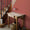 Entrée aux murs Vendredi 19h de Bilboquet Deco, terracotta rosé avec escalier bois et table ancienne
