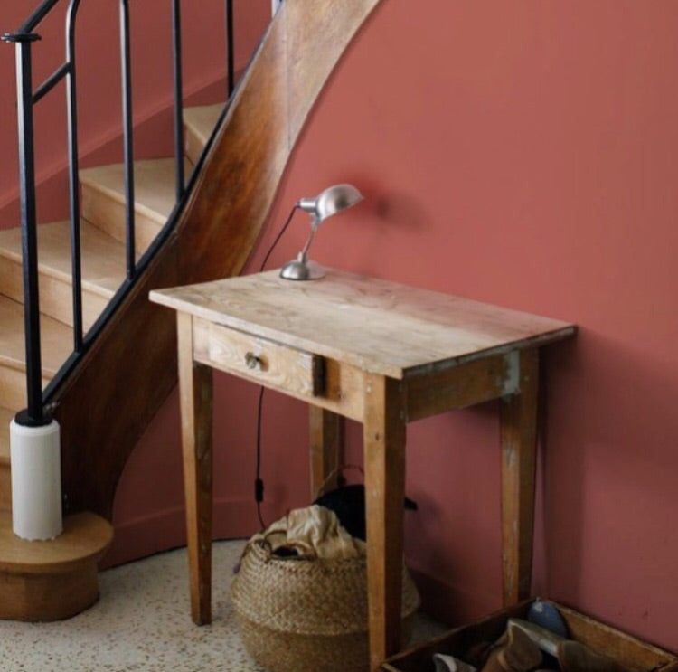 Entrée aux murs Vendredi 19h de Bilboquet Deco, terracotta rosé avec escalier bois et table ancienne