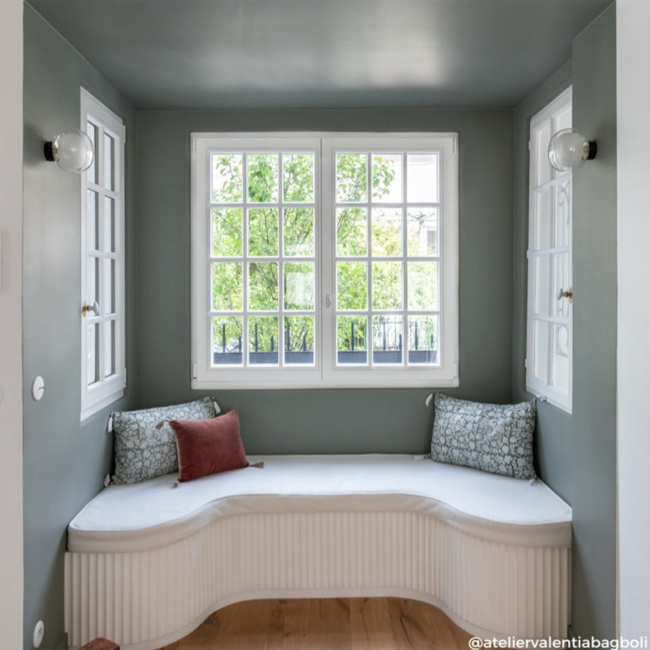 Coin fenêtre aux murs Un dernier verre de Bilboquet Deco, vert-gris avec banquette et coussins