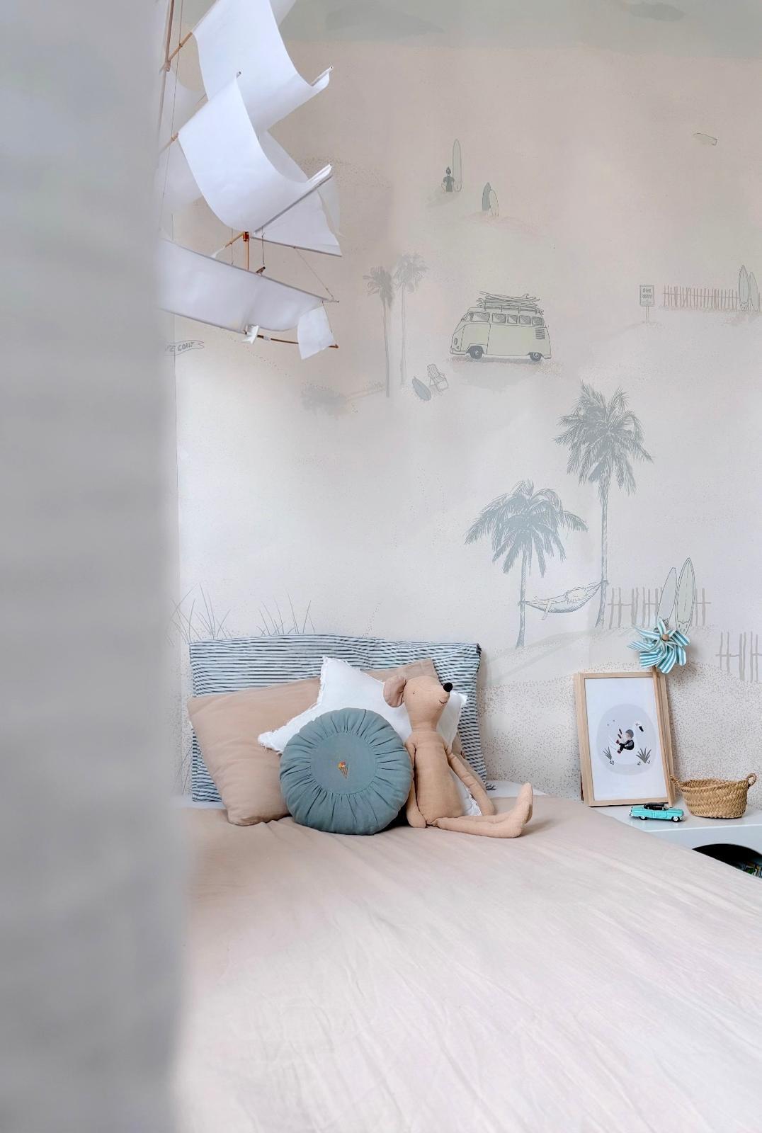 Papier peint panoramique Carpe Diem en tête de lit — détail palmiers et hamac, ambiance balnéaire