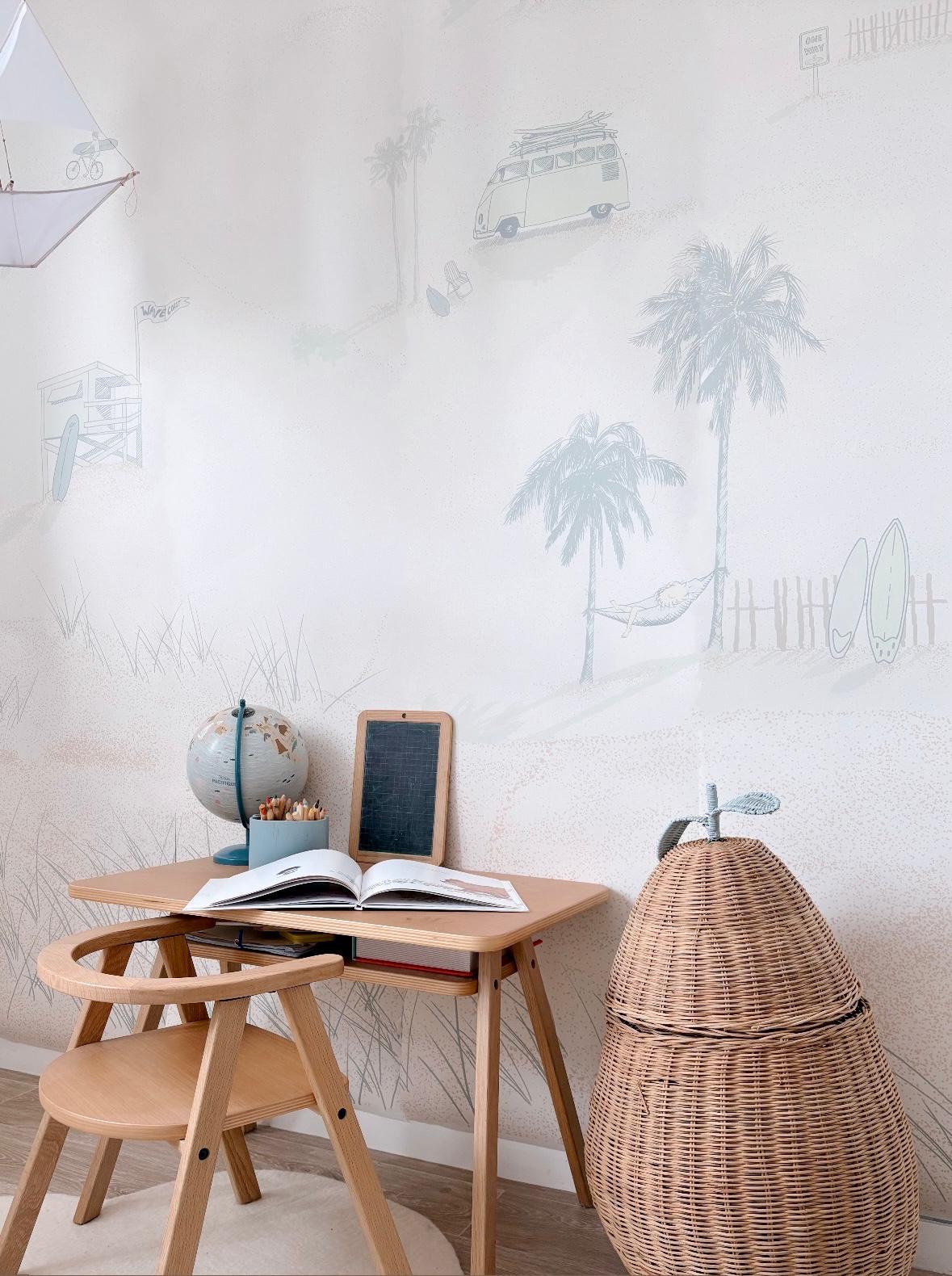 Papier peint panoramique Carpe Diem dans un coin bureau enfant — palmiers, van et planches de surf