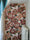 Papier peint Hippie aux grandes fleurs rouge brique et feuillage vert sur un mur sous pente, porte bleu canard — Bilboquet Déco