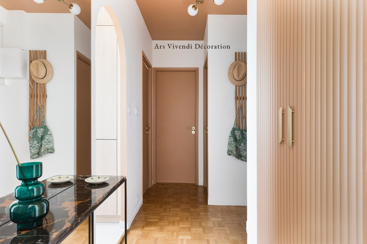 Entrée avec plafond et portes peints en Beau Brun Bilboquet Déco, patères en chêne et placards cannelés — le plafond peint est rare chez vous