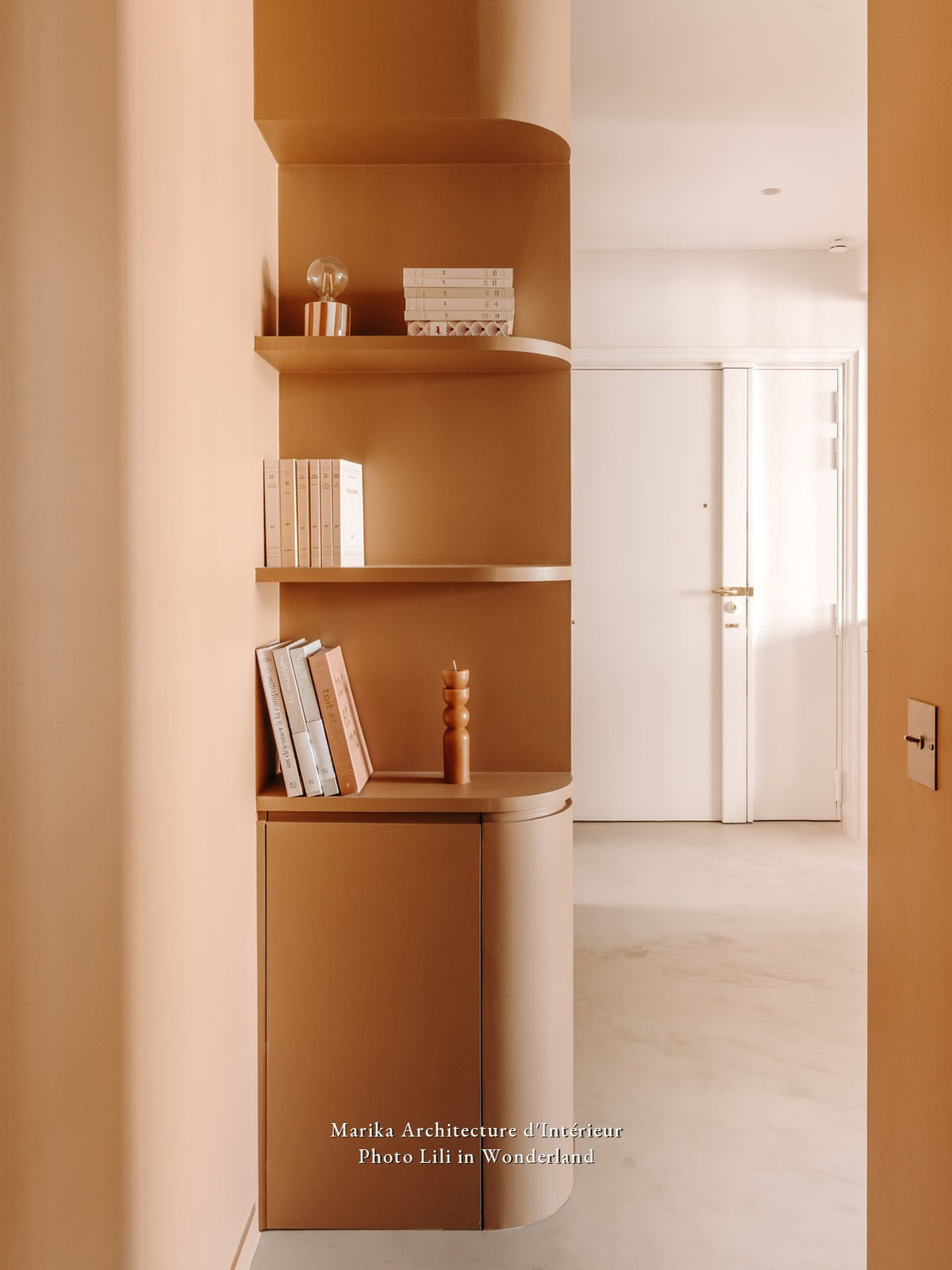 Entrée avec rangements sur mesure aux angles arrondis peints en Beau Brun Bilboquet Déco, niches et étagères, sol en béton ciré