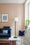 Salon avec boiseries et murs peints en Chamallow Grillé Bilboquet Déco, canapé en velours bleu et fauteuil Bertoia