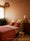 Chambre peinte en La Couleur du Parfum Bilboquet Déco, mur et plafond terracotta rosé, suspension en rotin et linge de lit rouille, projet Éclat de vie à Marseille par Maison Claire Clerc