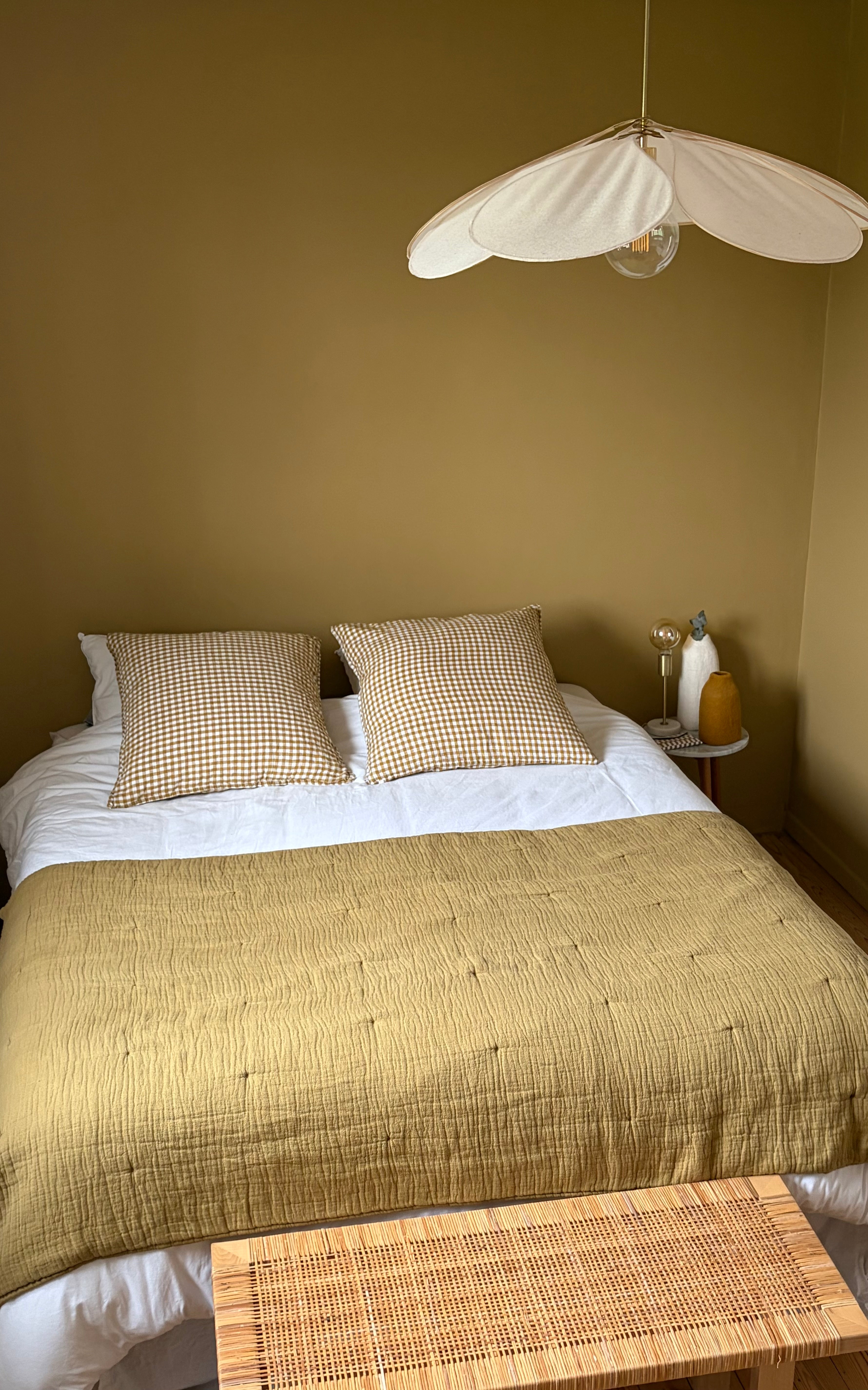 Chambre peinte en jaune moutarde Colonel Moutarde de Bilboquet, mur mat avec lit et suspension en papier