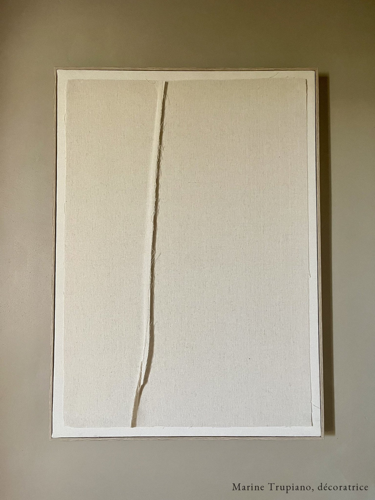 Tableau en lin naturel accroché sur un mur peint en Palio, gros plan sur la teinte